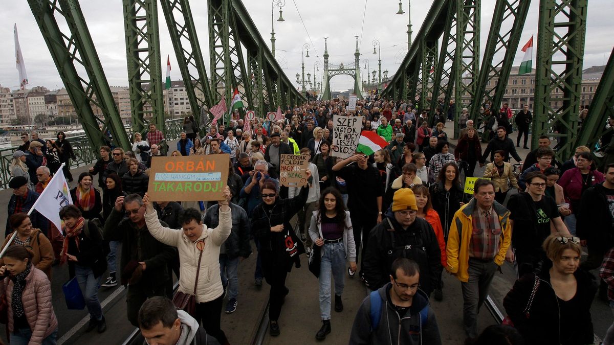 Učitelé v Maďarsku mají nejnižší platy v OECD, protestovaly za ně desetitisíce lidí
